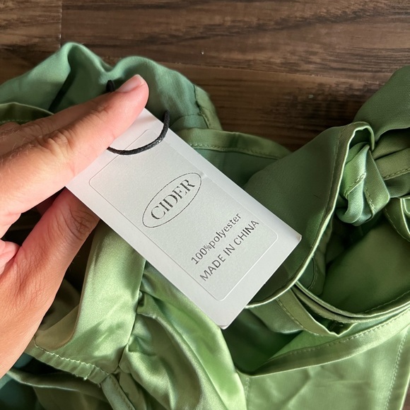 Cider green satin cropped wrap tank top - Picture 3 of 4